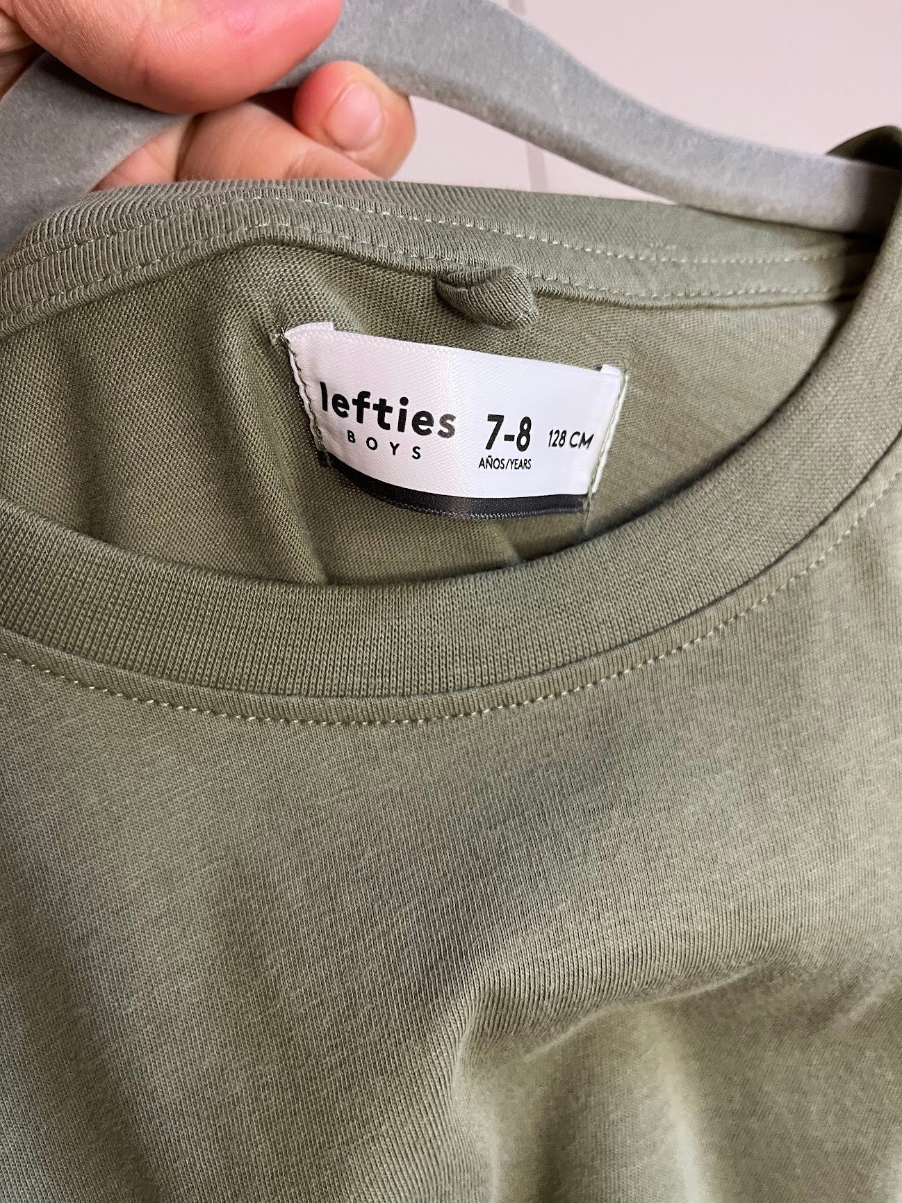 Polera de niño Vamos Niños marca Lefties en color verde musgo, talla 8, con etiqueta visible en el cuello
