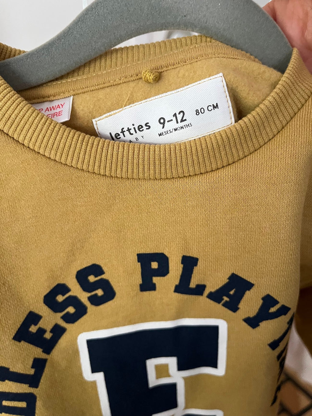 Polerón Vamos Niños Lefties amarillo para bebé con estampado universitario en el pecho