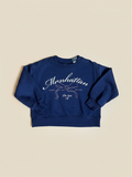Polerón azul de niña Vamos Niños Lefties con estampado de lazo y letras Manhattan en el frente