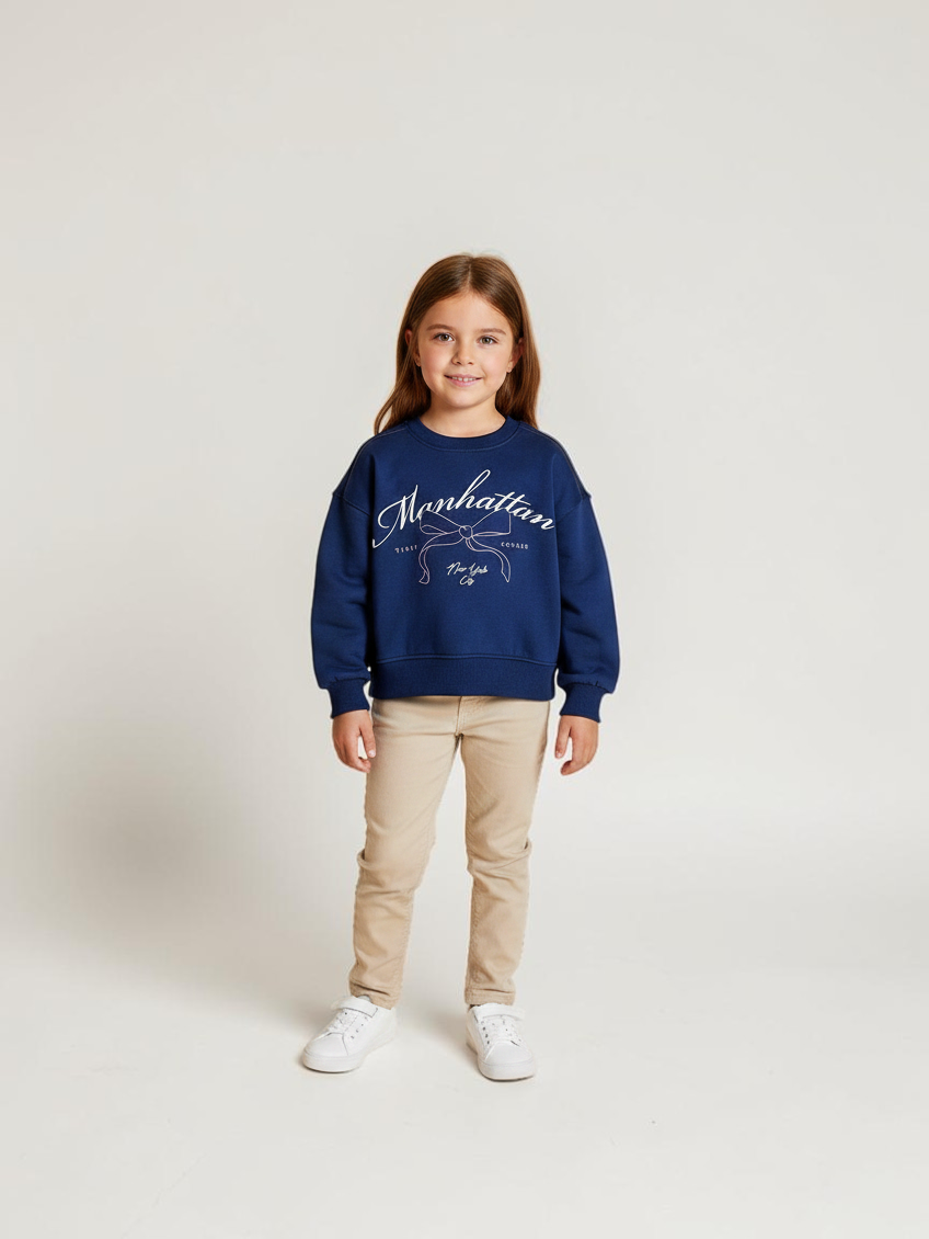 Polerón azul de niña Vamos Niños marca Lefties con estampado de cinta y letras Manhattan, estilo casual