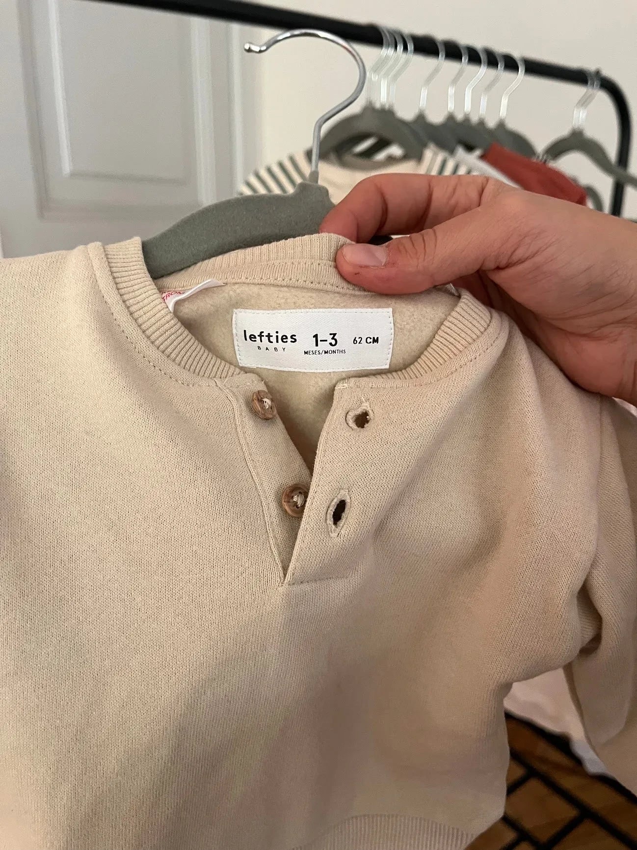 Polerón Vamos Niños color beige para bebé con botones de madera en el cuello, marca Lefties talla 0-3 meses