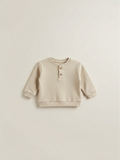 Polerón Vamos Niños para bebé en color beige con cuello redondo y dos botones de madera decorativos