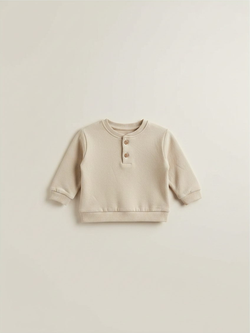 Polerón Vamos Niños para bebé en color beige con cuello redondo y dos botones de madera decorativos