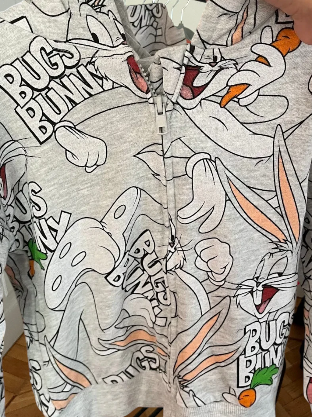 Polerón gris con cierre y gorro de Bugs Bunny para niño de la marca Vamos Niños con estampado completo de personajes