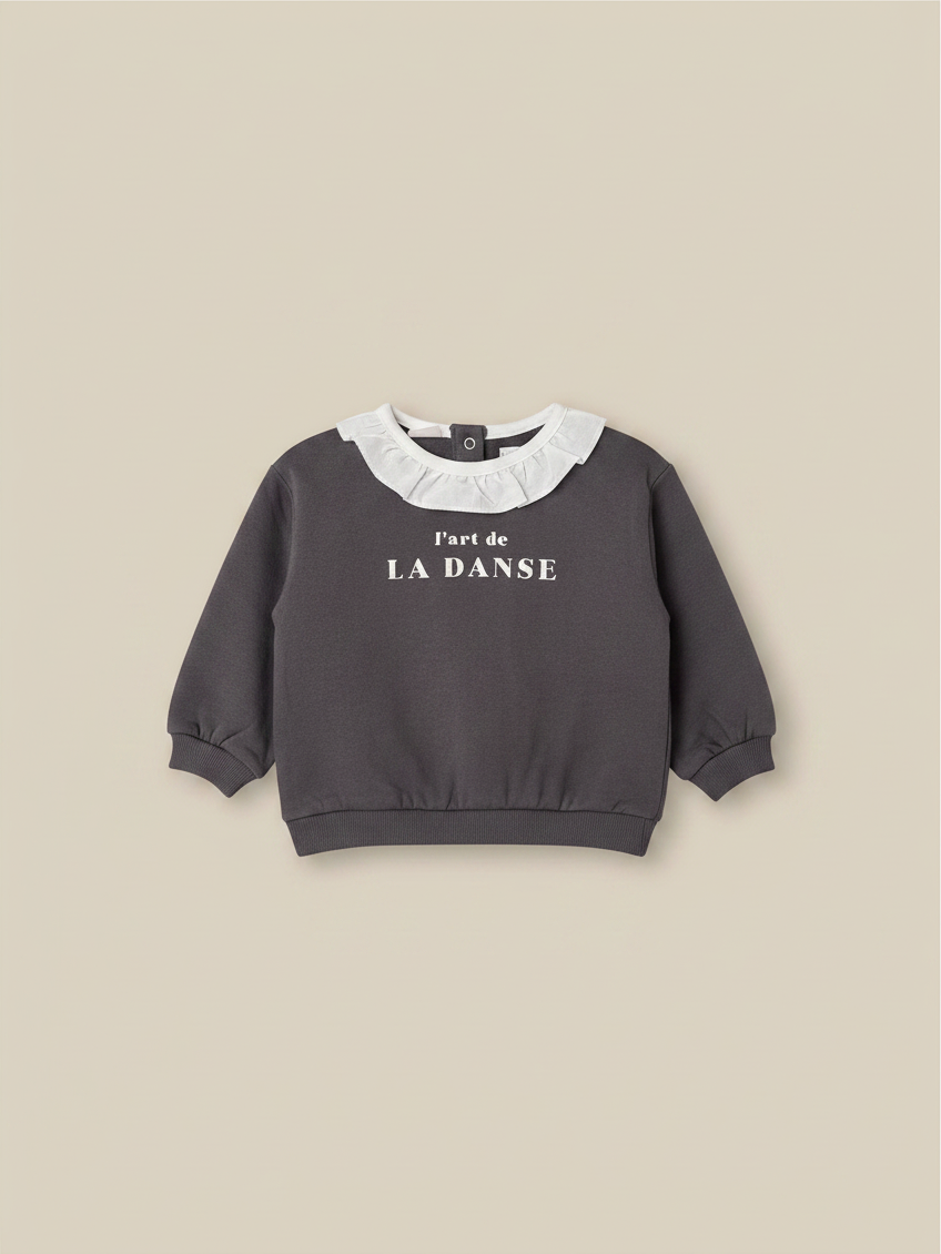 Polerón gris Vamos Niños de Lefties para niña con cuello blanco con volantes y estampado de letras blancas