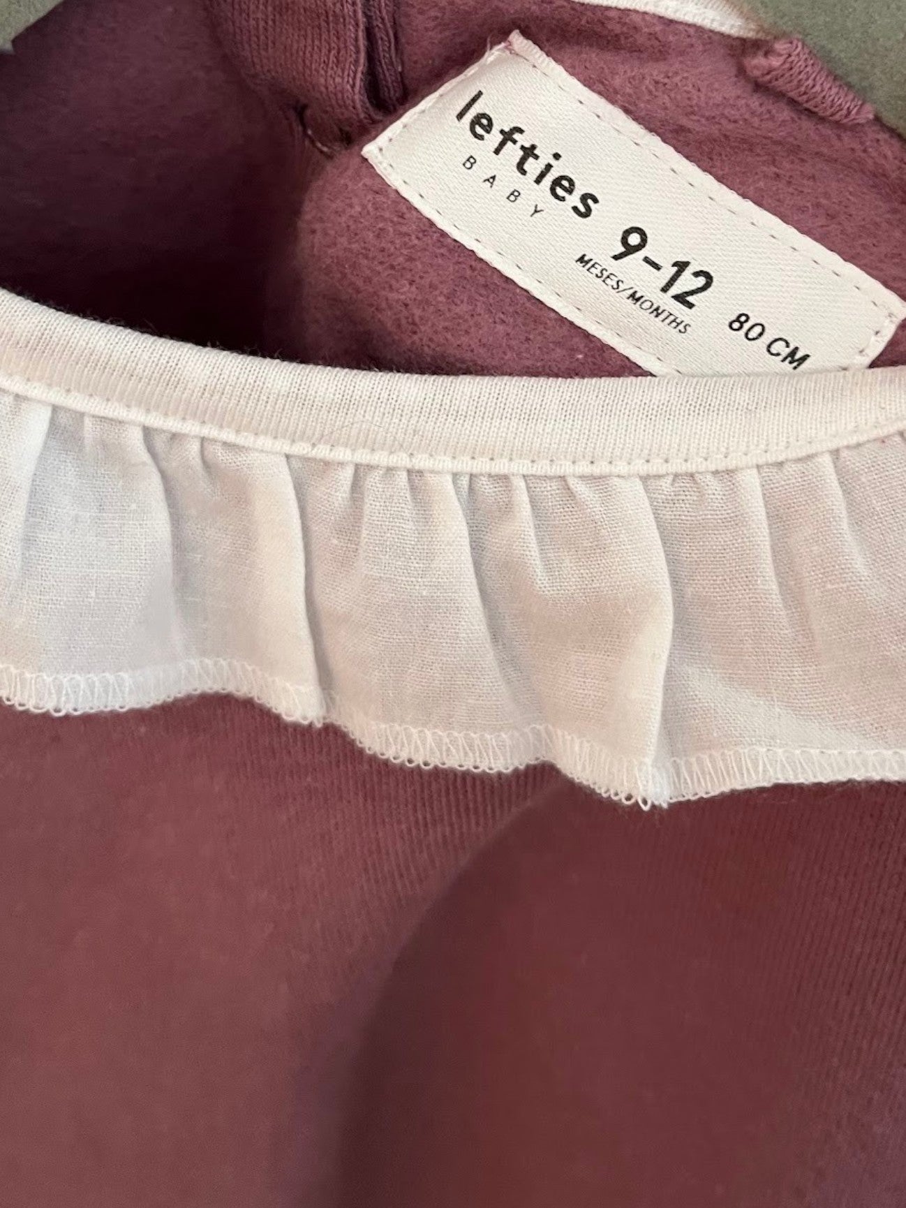 Polerón morado de niña marca Vamos Niños con cuello blanco con volantes, talla 9-12 meses