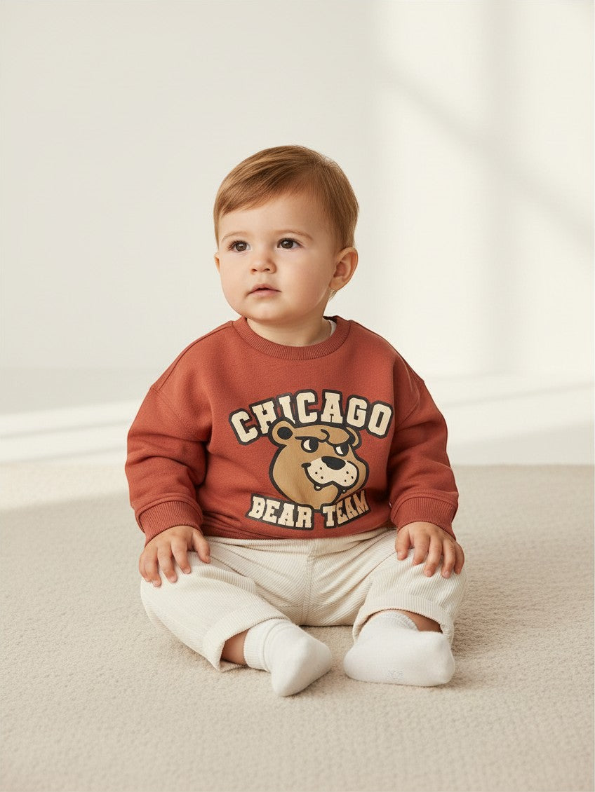 Bebé sentado vistiendo polerón terracota Lefties con estampado de oso Chicago Bear Team