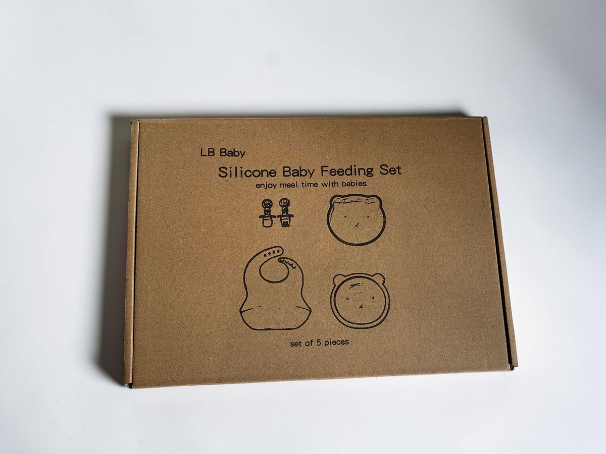Caja de cartón del set de alimentación de silicona para bebés de Vamos Niños con diseño de osito de 5 piezas.