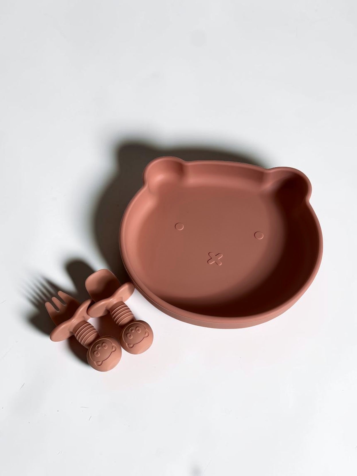 Set de alimentación Vamos Niños de silicona rosa con plato y cubiertos ergonómicos en forma de osito para bebés.