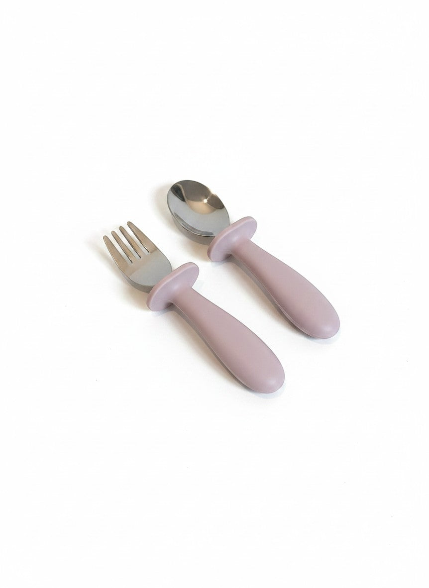 Set de cubiertos Vamos Niños con tenedor y cuchara de acero inoxidable y mangos ergonómicos de silicona color malva.