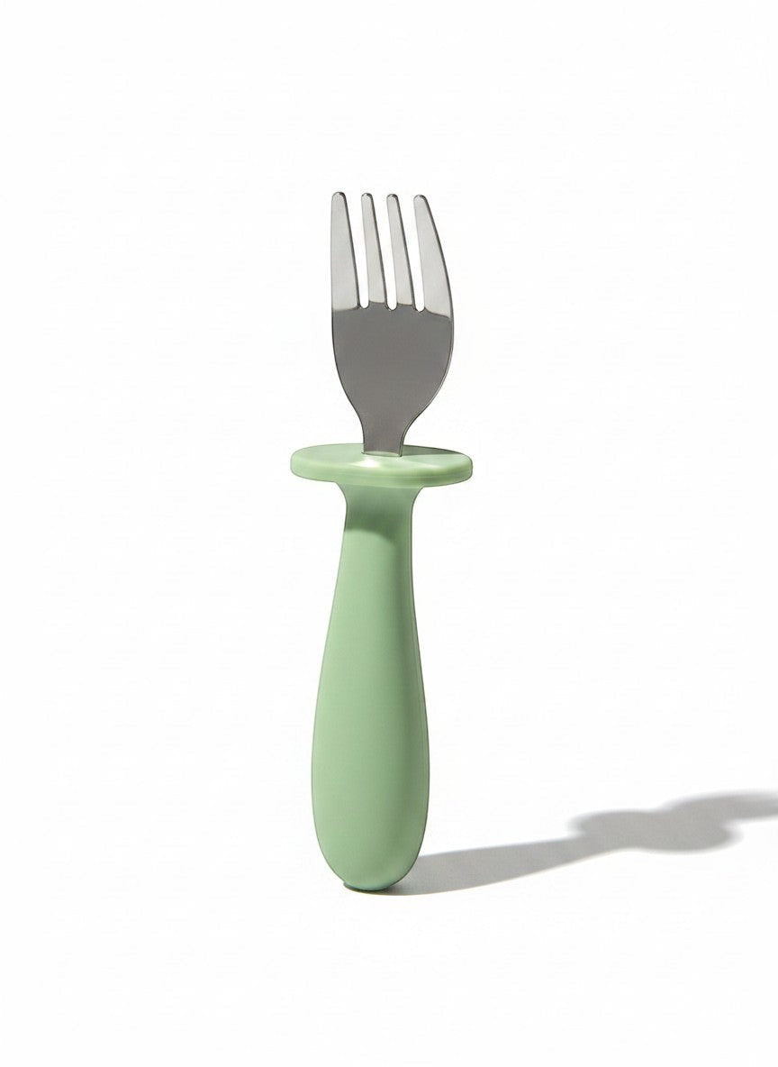 Vamos Niños Set de cubiertos para bebé en verde salvia, tenedor y cuchara de acero inoxidable con mangos ergonómicos de silicona.