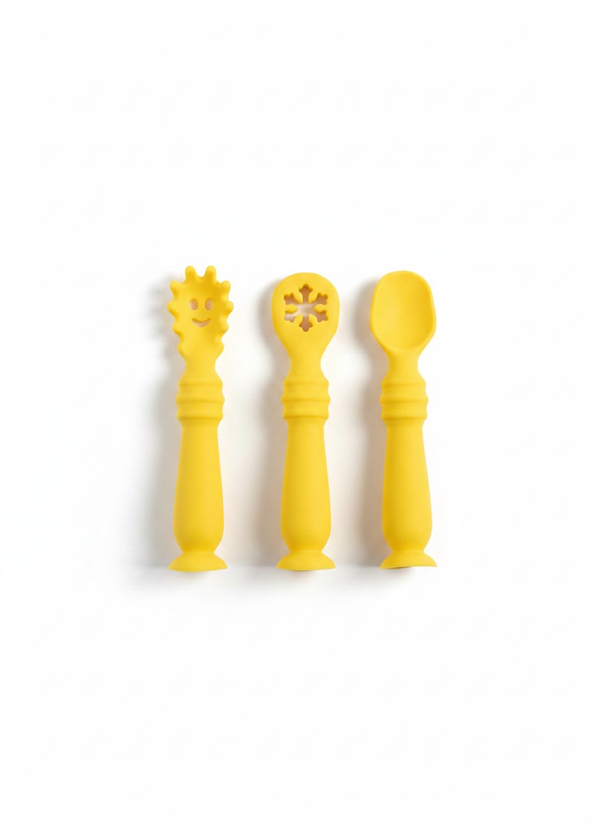 Set de cubiertos de silicona amarilla Vamos Niños para bebés, incluye cuchara y tenedor ergonómicos y seguros.