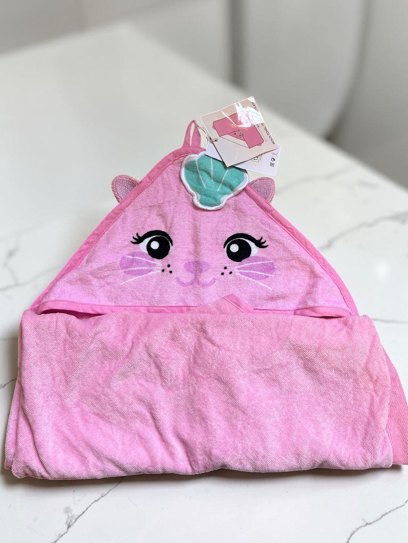 Toalla con capucha para bebé Vamos Niños de color rosa con diseño de gatito y detalle de concha marina