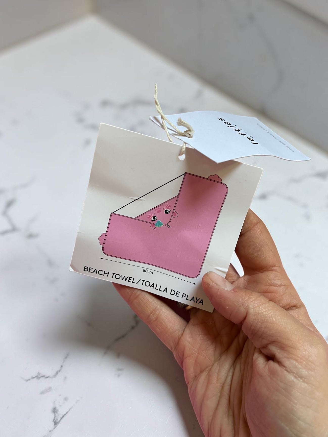 Toalla con capucha para bebé Vamos Niños de color rosa con diseño de gatito y dimensiones de 80x80 cm