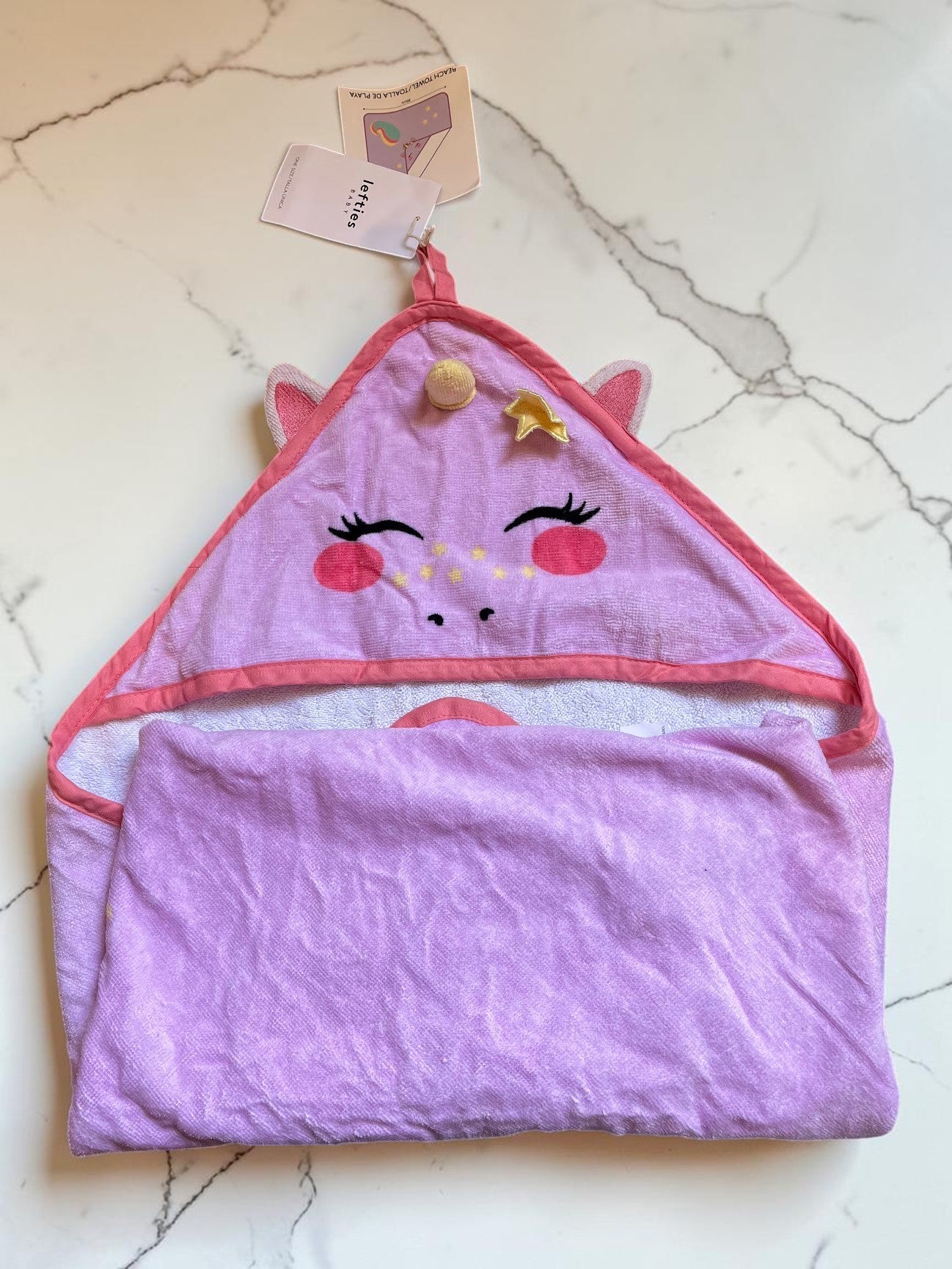Toalla con capucha Vamos Niños para bebé de 80x80 cm con diseño de unicornio rosa y detalles bordados