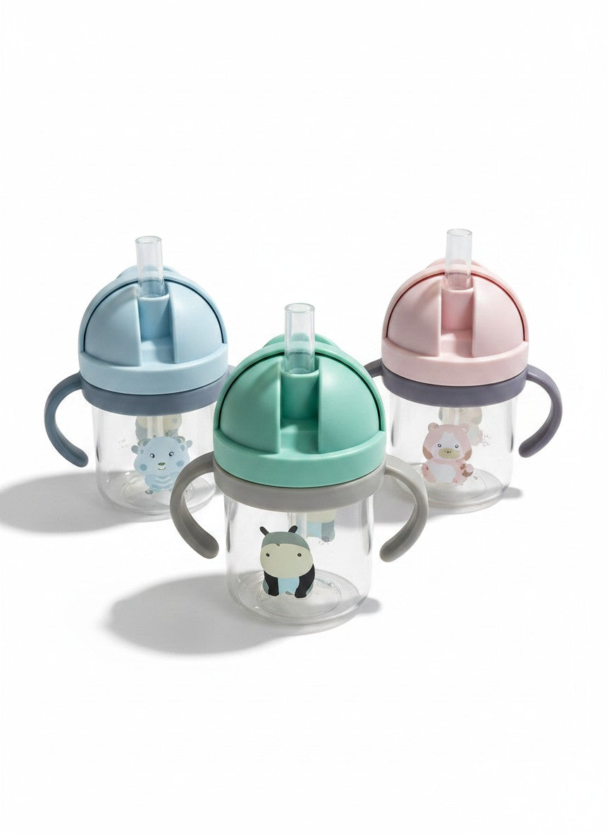 Vasos de aprendizaje Vamos Niños con pajita, asas ergonómicas y estampados de animales en tonos pastel.