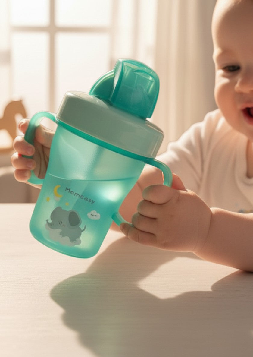 Vaso de aprendizaje verde menta de Vamos Niños con asas, pajita de silicona y diseño de elefante. Ideal para bebés.