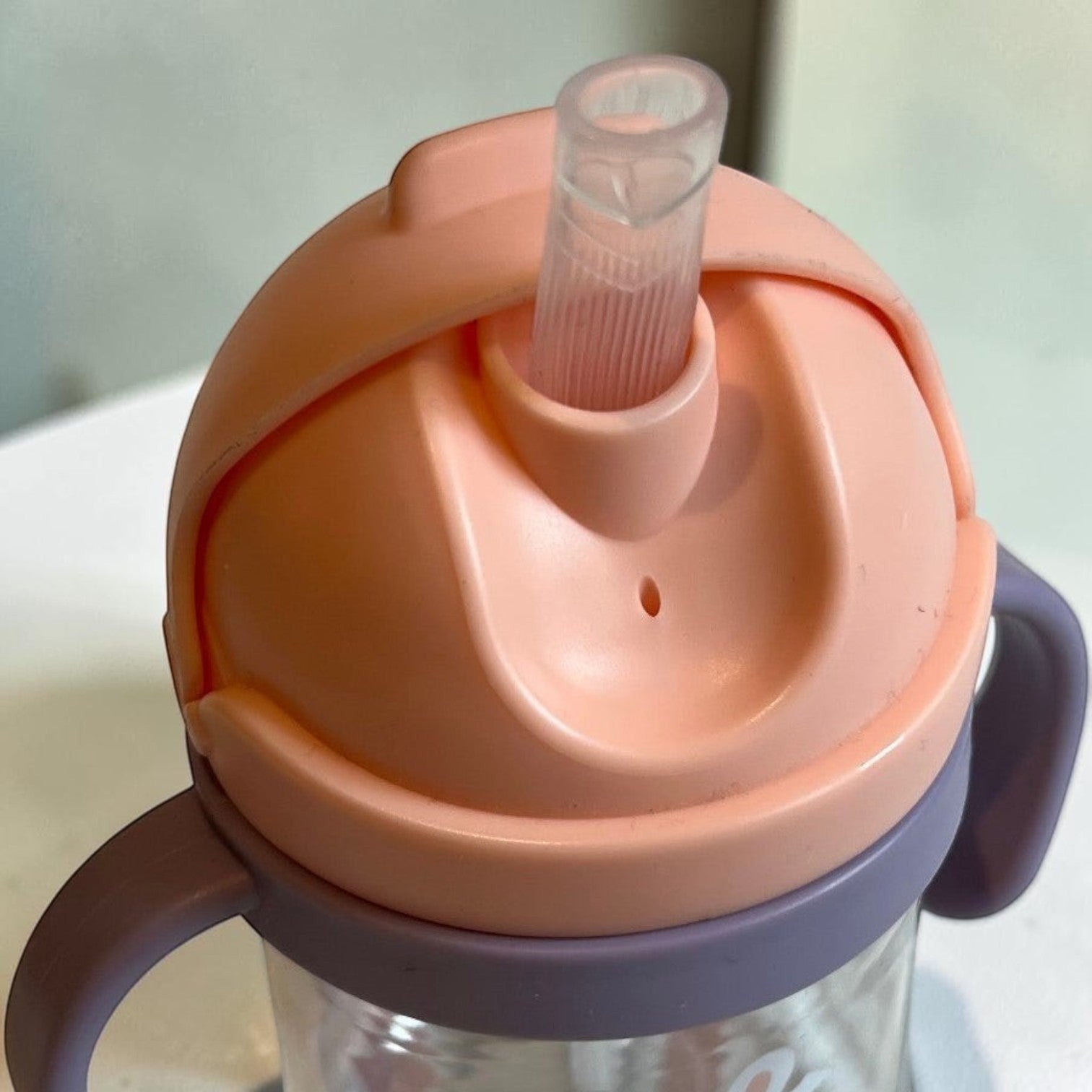 Vaso de aprendizaje Vamos Niños con diseño de conejito y pajita. Tapa abatible rosa y asas moradas. Transparente.